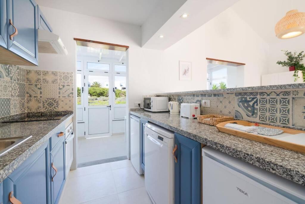 Luxurious Bungalow A2 In A Quiet Complex With Pool 100M From The Sea Charco del Palo Luaran gambar