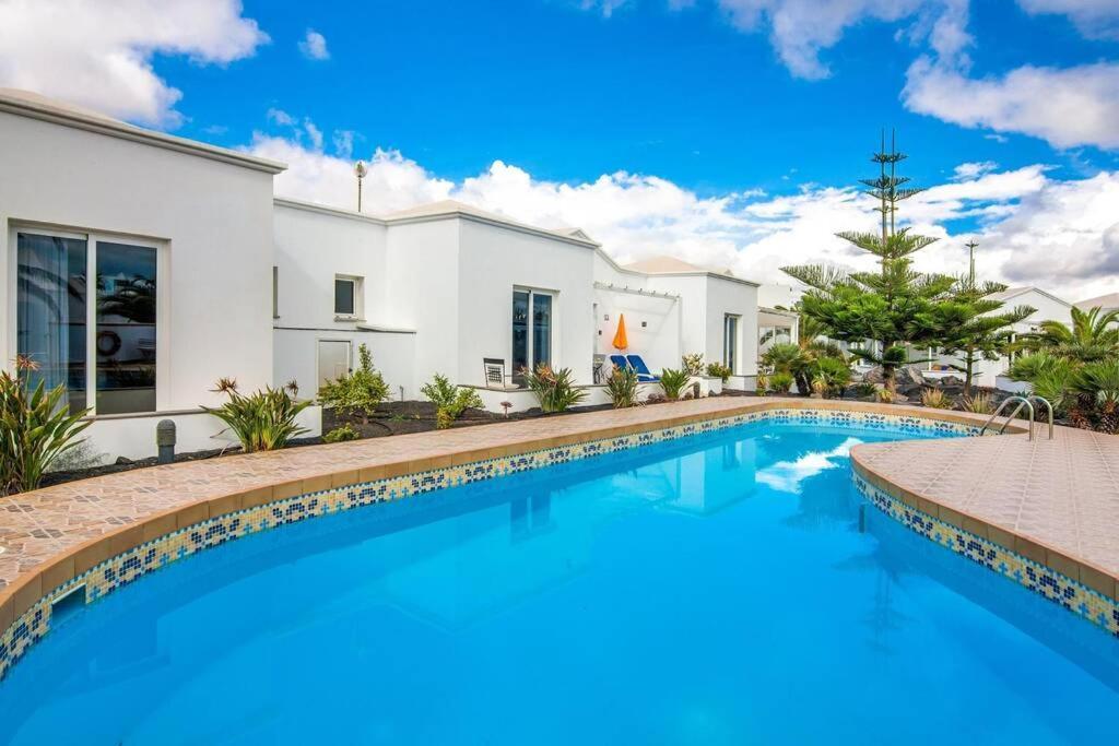 Luxurious Bungalow A2 In A Quiet Complex With Pool 100M From The Sea Charco del Palo Luaran gambar